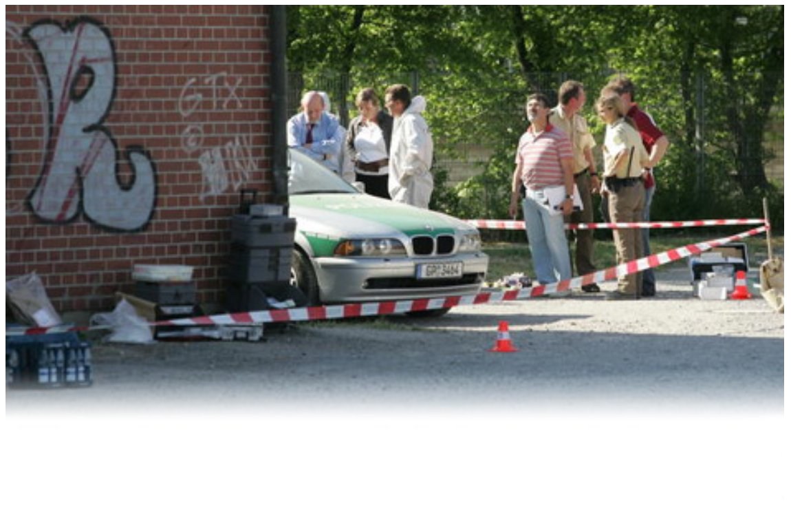 Heilbronn, 2007-04-25 - 02 - Beamte der Spurensicherung am BMW auf der Theresienwiese [von Bernd Weißbrod, dpa]