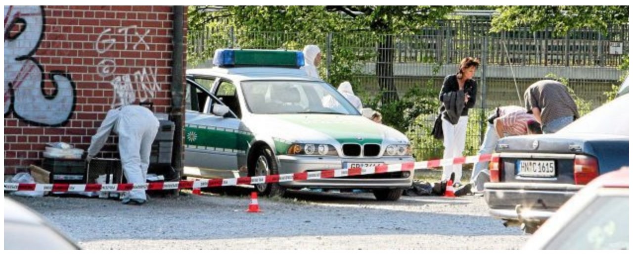 Heilbronn, 2007-04-25 - 05 - Beamte der Spurensicherung am BMW auf der Theresienwiese [von Bernd Weißbrod, dpa]