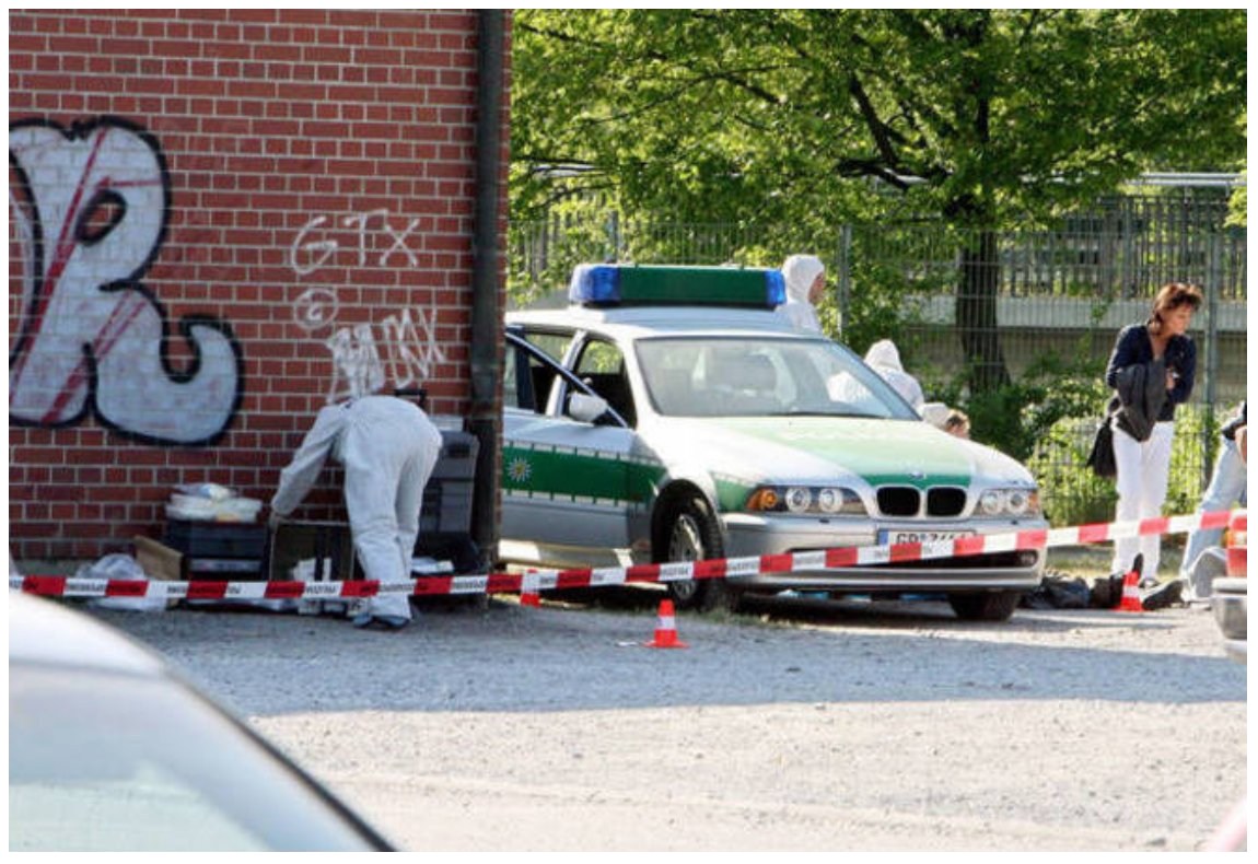 Heilbronn, 2007-04-25 - 06 - Beamte der Spurensicherung am BMW auf der Theresienwiese [von Bernd Weißbrod, dpa]