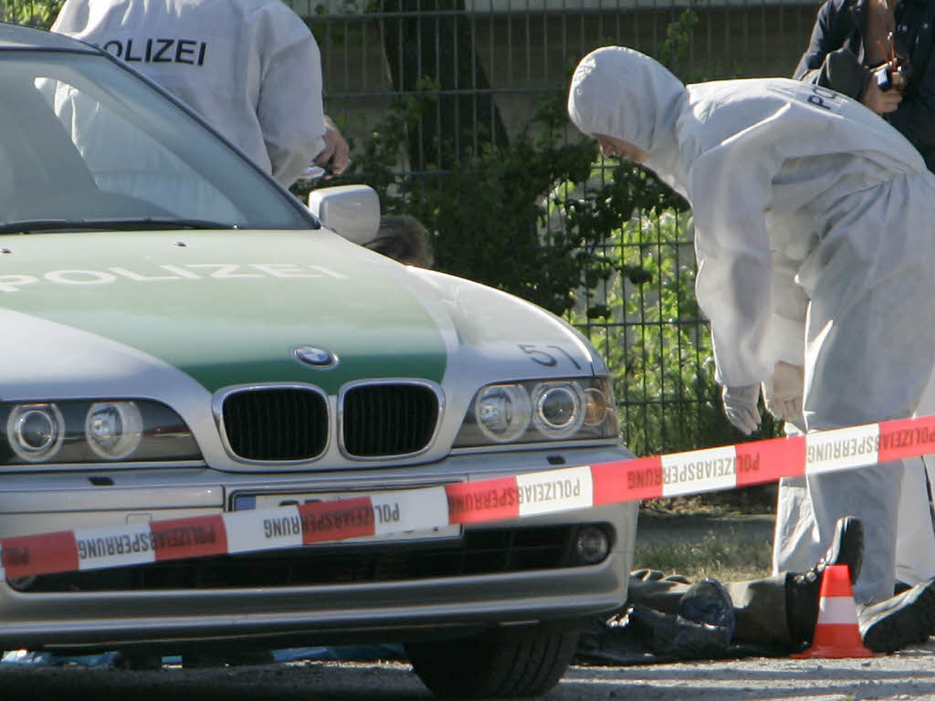 Heilbronn, 2007-04-25 - 10 - Beamte der Spurensicherung am BMW auf der Theresienwiese [von Bernd Weißbrod, dpa]