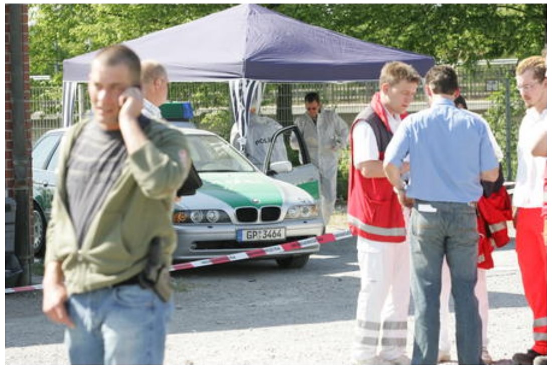 Heilbronn, 2007-04-25 - 12 - Beamte der Spurensicherung am BMW auf der Theresienwiese [von Bernd Weißbrod, dpa]